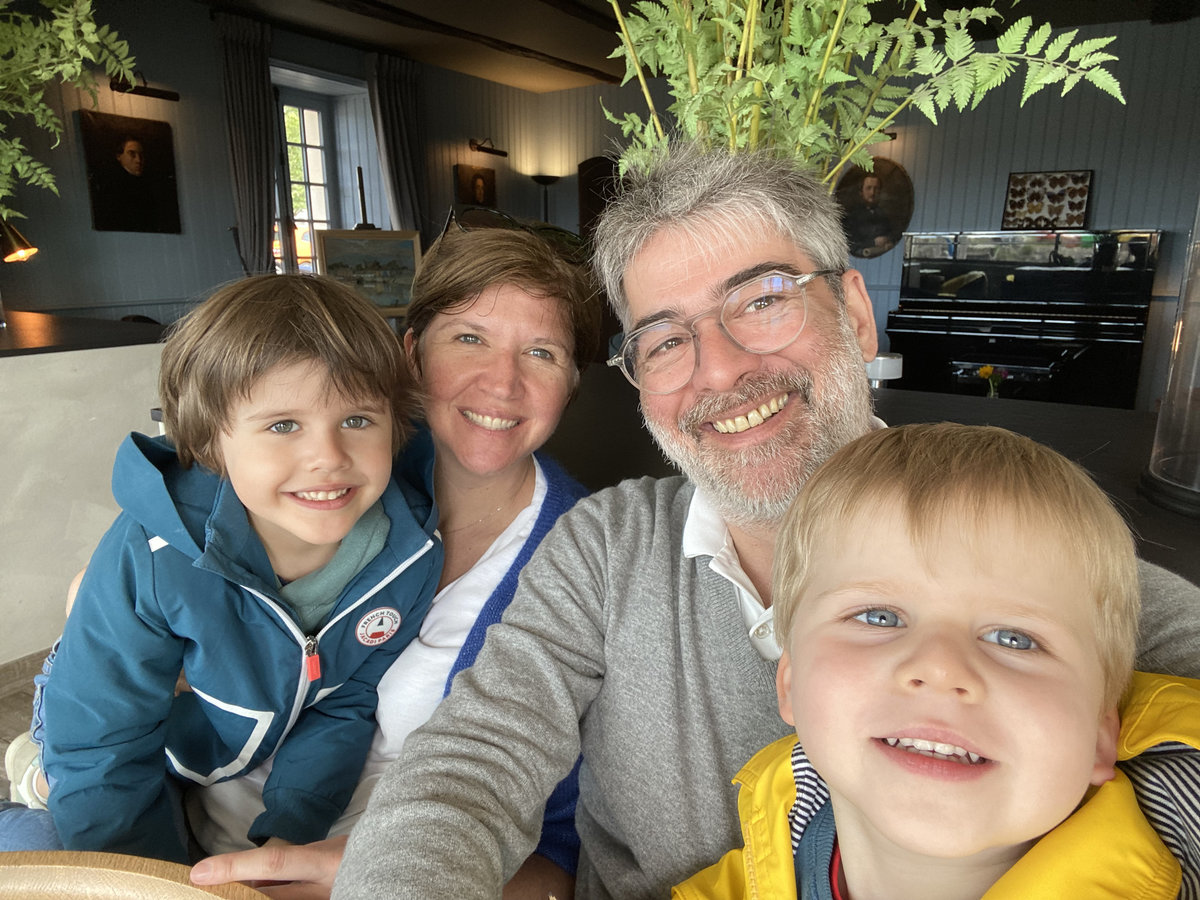 La famille derrière Villa Pier'Art