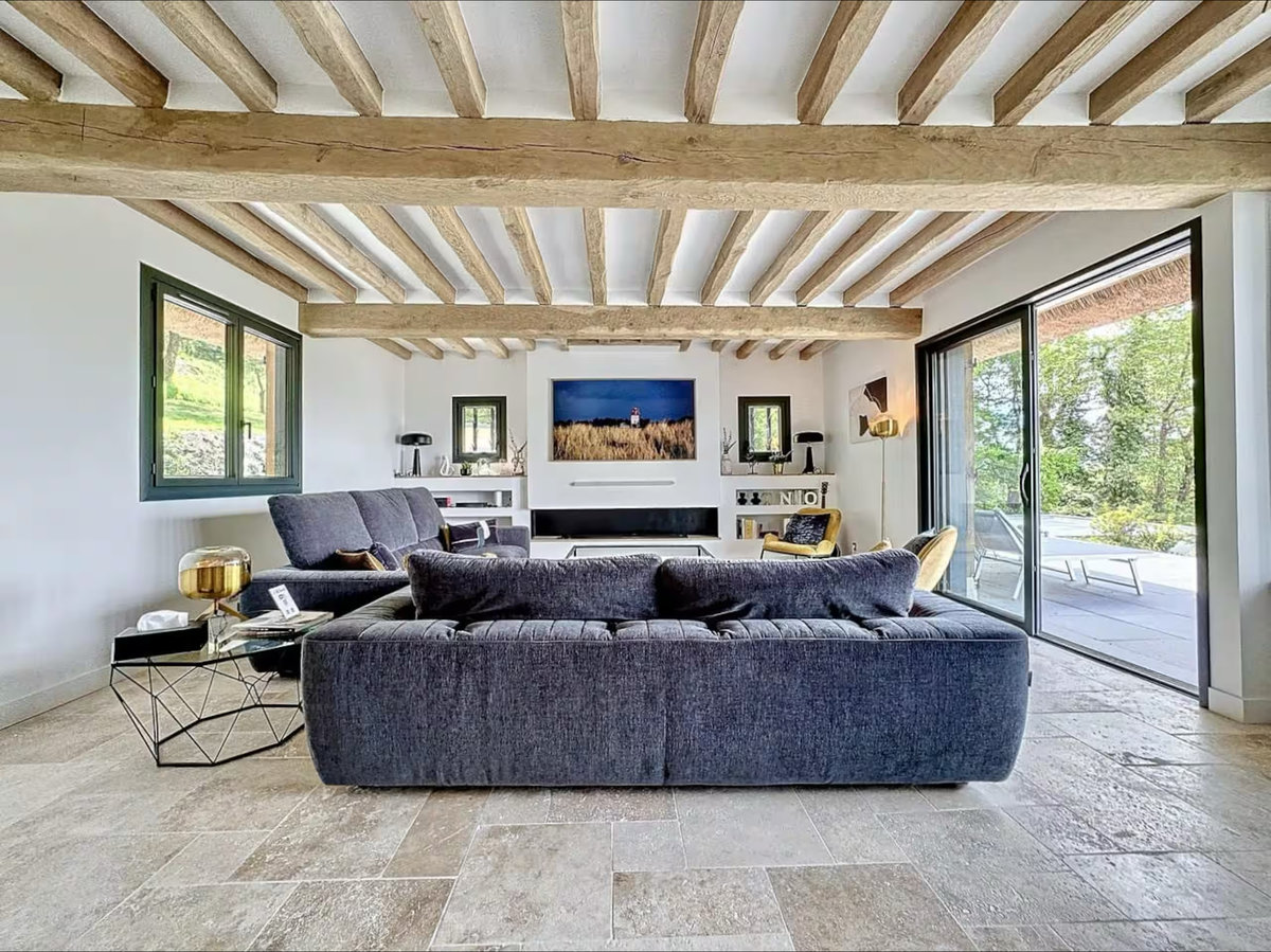 Salon principal de Villa Pier’Art dans l’axe des poutres et vers la télévision