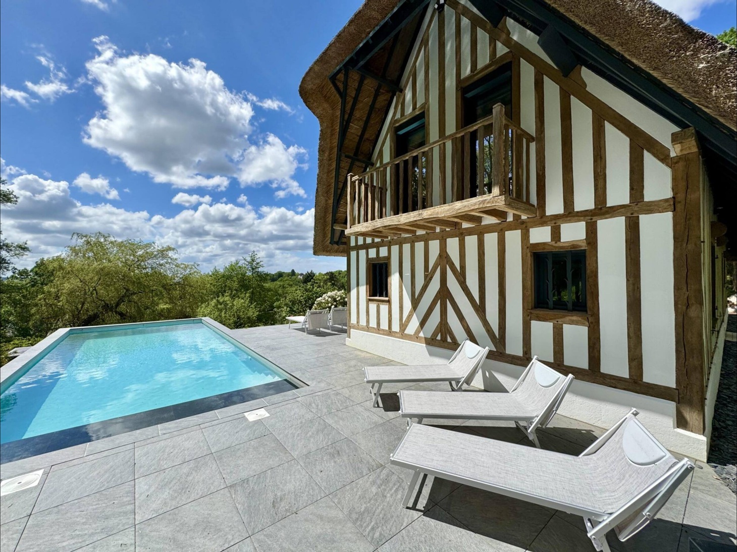 Vue extérieure de la villa et piscine